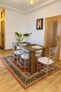 Appartement avec un style de chalet的休息区