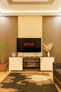 艾兹鲁Appartement avec un style de chalet的客厅里墙上有一台电视 更多4张照片