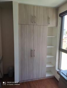 eine Küche mit weißen Schränken und einem Fenster in der Unterkunft Lindo monoambiente excelente ubicación in La Playa Bejarano