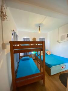 Postel nebo postele na pokoji v ubytování Philipp's Beachfront Cabin - Calatagan