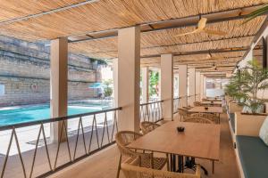 The swimming pool at or close to FLOR los Almendros Apartamentos