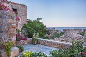 モネンバシアにあるCasa Palmaの海の見える石造りの家