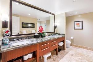 KBM Resorts Spacious 5-Bedroom Honua Kai Collection Multi Unit Listing Same Floor Ocean Views 2 Free Rental Cars HKH-60309衛浴