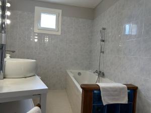 Ένα μπάνιο στο La maison de la Tour +28 φωτογραφίες