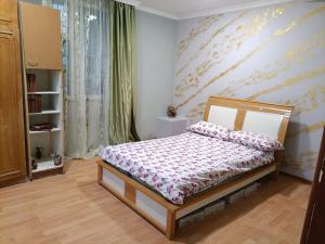 Postel nebo postele na pokoji v ubytování cosy, renovated house in Yerevan