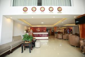 hol szpitala z kanapą i krzesłami w obiekcie Lien Huong Hotel w mieście Da Lat