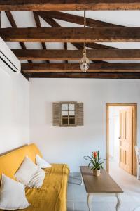 a living room with a couch and a table at Cottage & Vintage in Madrid