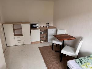 a small room with a table and a kitchen at Herberge Kleine Lea Gemeinschaftsbad KEIN WiFi Keine Heizung in Richelsdorf