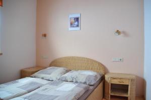 a bed in a room with two twin beds at Stöckl Gaby in Rauris