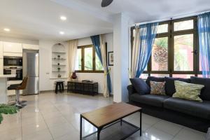 Dapur atau dapur kecil di HJS Plaza Suites Apartments I
