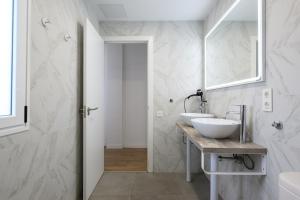 Bilik mandi di HJS Plaza Suites Apartments II +20 gambar