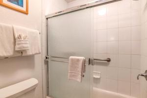Bilik mandi di KBM Resorts Spacious 4-Bedroom Napili Point Collection Multi Unit Listing Same Floor Ocean Views 2 Free Rental Cars NAP-C4243