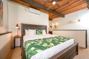 Katil atau katil-katil dalam bilik di KBM Resorts Spacious 4-Bedroom Napili Point Collection Multi Unit Listing Same Floor Ocean Views 2 Free Rental Cars NAP-C4243 +24 gambar