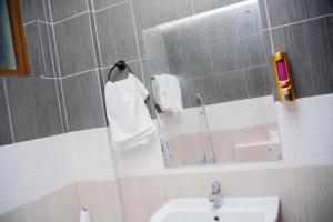 une salle de bain avec un lavabo et un miroir dans l'établissement Hera Comfort Homes, à Mombasa 9 autres photos