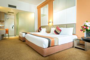 a hotel room with two beds and a kitchen at Hotel Sentral Pudu @ City Centre / Bukit Bintang in Kuala Lumpur +28 photos