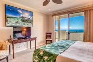 カパルアにあるKBM Resorts Spacious 3-Bedroom Kapalua Golf Collection Multi Unit Listing Same Enclave Ocean Views 2 Free Rental Cars KGV-22P2T5のベッドとパソコン付きの机がある寝室