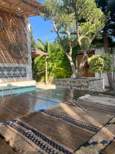 Un patio con una alfombra en el suelo de una casa. en sea side, en Akouda