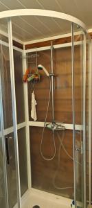 a shower with a lamp in a room at Utsikten in Havningberg