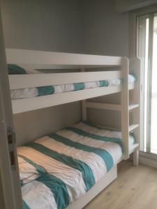 En eller flere senge i et værelse på Très bel appartement de 55 m2 face mer avec superbe vue sur la baie de la Baule