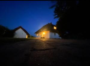 una casa con luci sui lati di notte di Krügers Auszeit a Zinnowitz