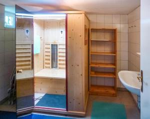 Kúpeľňa v ubytovaní Villa Schnuck - das rote Ferienhaus