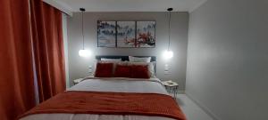 a bedroom with a bed with two lights above it at Le torii in Cilaos +15 photos