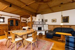 een woonkamer met een tafel en een open haard bij Landhaus Hubertus in Bad Tölz