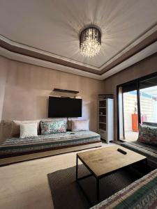 un salon avec un canapé et une table dans l'établissement GUELIZ, majorelle, Beautiful apartment with large terrace, à Marrakech