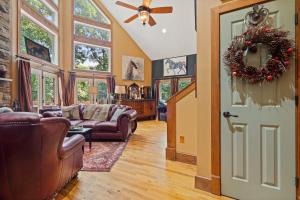 Χώρος καθιστικού στο Cozy Chalet w Hot Tub Loft Fire Pit & Grill