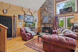 Χώρος καθιστικού στο Cozy Chalet w Hot Tub Loft Fire Pit & Grill +41 φωτογραφίες
