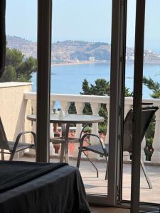 a view of the ocean from a room with a table and chairs at Imperia in Bar