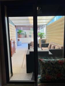 une vue d'un salon avec des canapés et une pièce dans l'établissement GUELIZ, majorelle, Beautiful apartment with large terrace, à Marrakech 18 autres photos