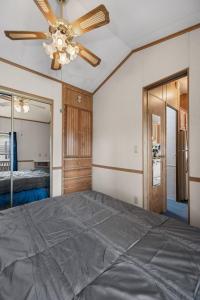 Un dormitorio con una cama y un ventilador de techo. en Casa Villa Park, en Russell