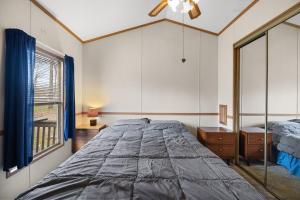un dormitorio con una cama y una ventana en Casa Villa Park, en Russell