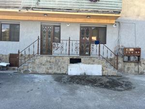 Το κτήριο όπου στεγάζεται  το διαμέρισμα +3 φωτογραφίες