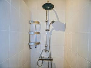 eine Dusche im Bad mit Duschkopf in der Unterkunft Vue imprenable sur la forêt avec jardin et parking in Blois + 16 Fotos