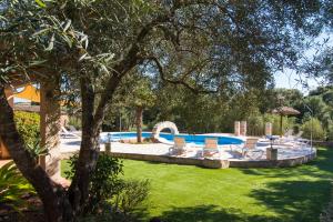 einen Pool mit Liegestühlen im Hof in der Unterkunft Can Revell - Villa en el paraíso in Sant Llorenç des Cardassar