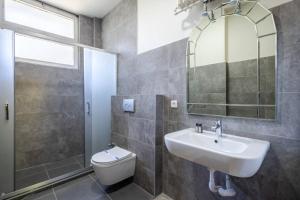 Et badeværelse på Spacious 4BR Home - Stunning Bosphorus Views! #390 + 44 billeder