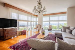 Et tv og/eller underholdning på Spacious 4BR Home - Stunning Bosphorus Views! #390
