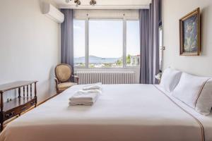 En eller flere senge i et værelse på Spacious 4BR Home - Stunning Bosphorus Views! #390