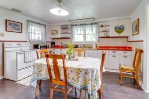 Una cocina con una mesa y sillas en una habitación. en Chucker Chalet - Hunters Haven in Houtzdale!, en Houtzdale