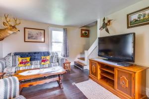 Una sala de estar con un sofá y un televisor de pantalla plana. en Chucker Chalet - Hunters Haven in Houtzdale!, en Houtzdale