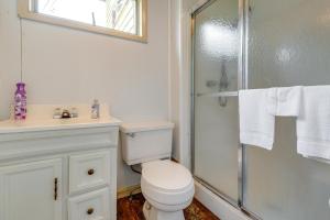 Un baño blanco con inodoro y ducha. en Chucker Chalet - Hunters Haven in Houtzdale!, en Houtzdale 13 fotos más