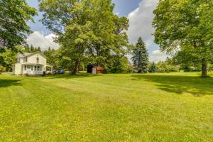 un gran patio con una casa blanca y árboles en Chucker Chalet - Hunters Haven in Houtzdale!, en Houtzdale
