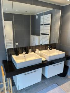 a bathroom with two sinks and a large mirror at Business Accommodation 'Urban Living' Intimate in Geel +6 photos