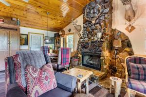 Un lugar para sentarse en Screened Porch, Deck and Mtn Views Andrews Retreat!