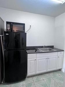 Kuchyň nebo kuchyňský kout v ubytování OYO Garden Inn and Suites Pearsall I-35 East