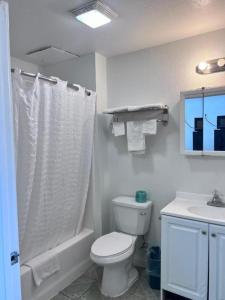 Koupelna v ubytování OYO Garden Inn and Suites Pearsall I-35 East