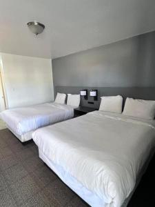Postel nebo postele na pokoji v ubytování OYO Garden Inn and Suites Pearsall I-35 East