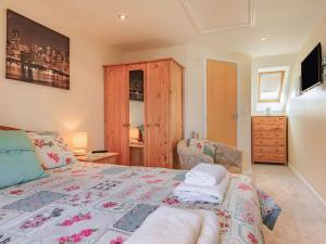1 dormitorio con cama, silla y vestidor en 3 Bed in Watchet 37336, en Watchet